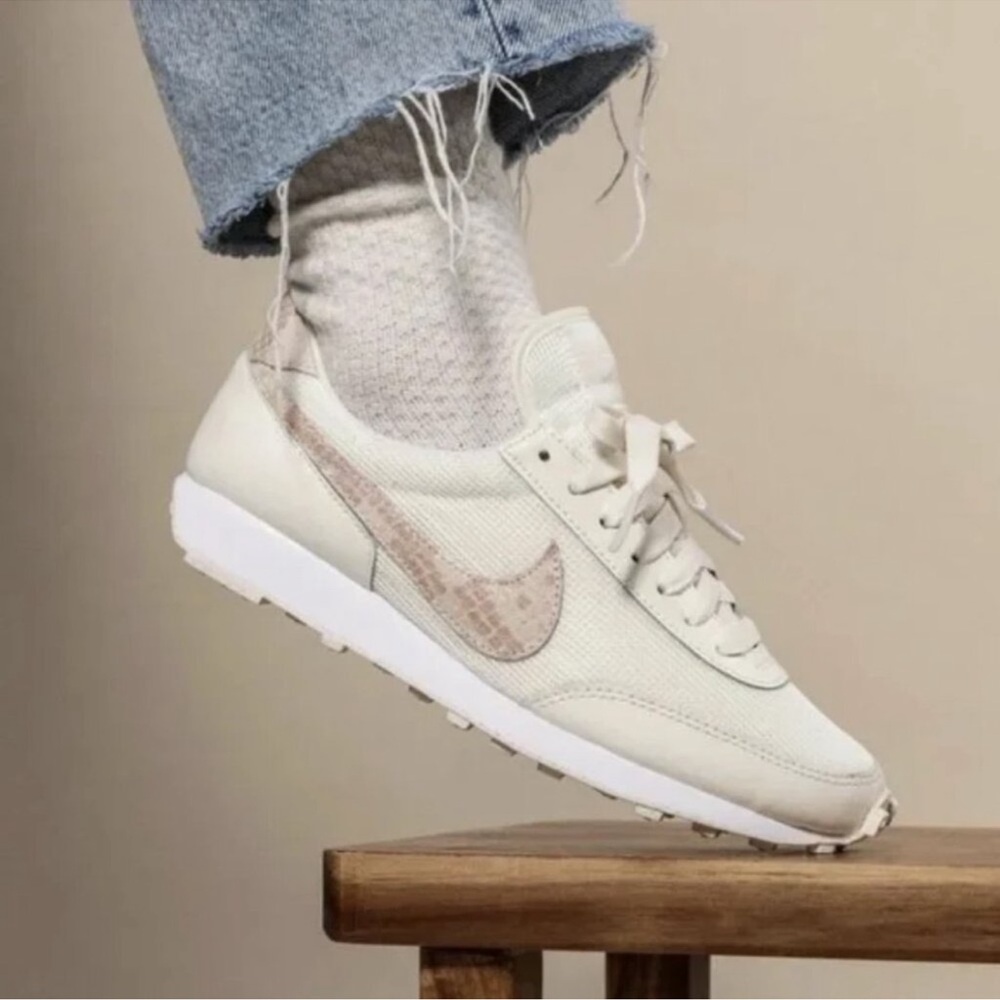 Nike Women's Daybreak Sneakers Size 10 Color: Sail White Particle Beige